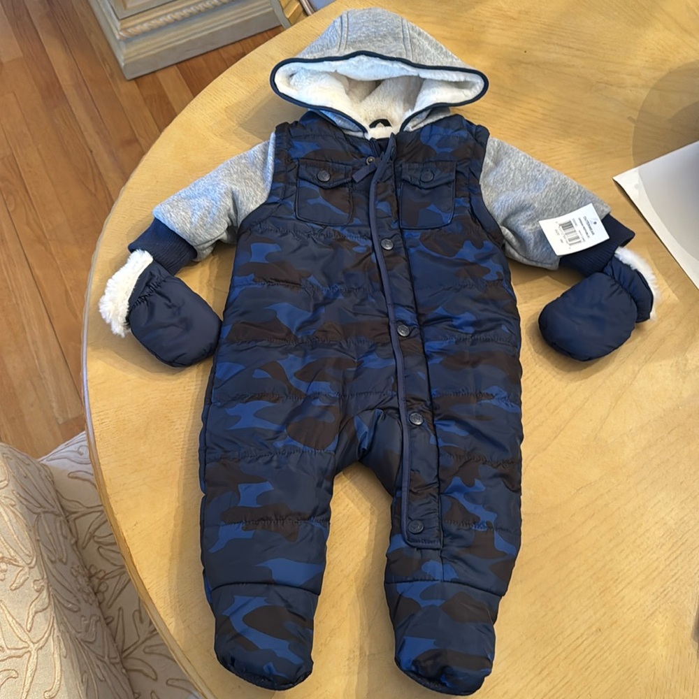 OUTERWEAR URBAN REPUBLIC 
Interior fleece with gloves winter outerwear.Navy Camo